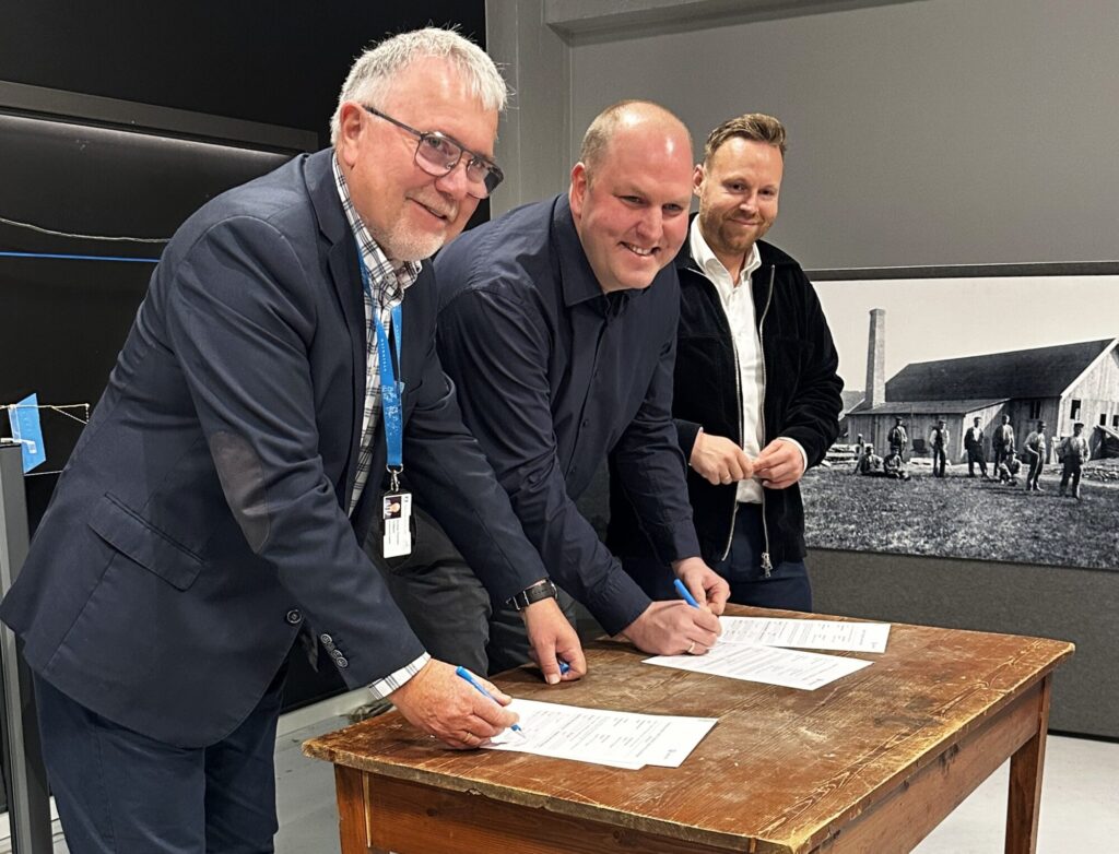 Her signerer de avtalene. F.v: Gunnar Thorsen, ordfører Steinkjer kommune - Ove Berggård, administrerende direktør Statkraft Varme - og John Hegdal, daglig leder i Steinkjer Utvikling. Foto: Nathalie Holmsve