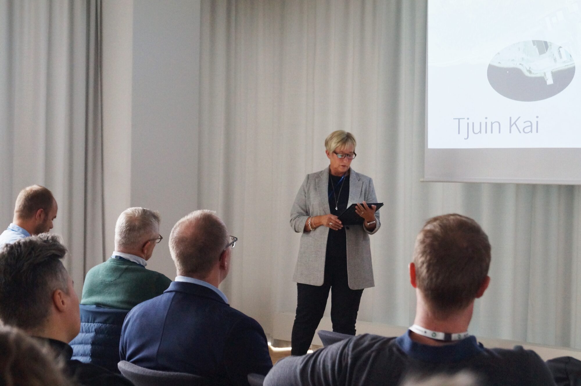 Gunn Tangstad (Steinkjer Utvikling) presenterer næringslivets behov på Steinkjer. 