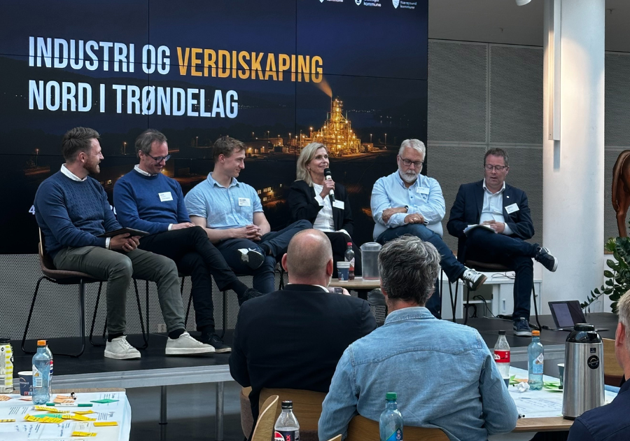 Samlingen ble avsluttet med en paneldebatt der både stortingskandidater, energiselskap og industrien var representert.. F.v.: Vebjørn Gorseth (Ap), Håvard Jakobsen fra Verdalskalk/Franzefoss, Jens Fredrik Skjelstad (V), Audhild Kvam fra Tensio, Pål Sæther Eiden (H) & Bjørn Arild Gram (Sp). Foto: Nathalie Holmsve